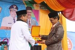 Kepala Dinas Perpustakaan dan Kearsipan Aceh Menyerahkan Cindera Mata Kepada Bupati Bener Meriah ...