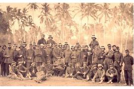 Para Kolonial Penjajah Belanda berfoto bersama setelah selesai membantai Warga Pedalaman Gajo yan...
