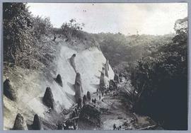 Pembuatan Oleh penduduk Pribumi Jalan Nasional Cot Panglima Jaman Kolonial Belanda pada Tahun 190...