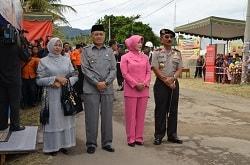 Mantan Kapolda/Ibu dan Mantan Bupati Bener Meriah Ruslan Abdul Gani/Ibu saat Mengunjungi Korban G...