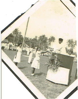 Pasukan pengibar bendera menerima sang saka merah putih dari pembina upacara