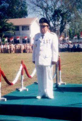 Bupati Aceh Barat DRS. H. Nasruddin M.Si selaku Inspektur upacara memperingati HUT RI Ke 57 dilap...