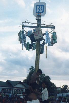 Upacara HUT RI ke 57 dilapangan Teuku Umar Meulaboh, tanggal; 17 Agustus 2004 (54)