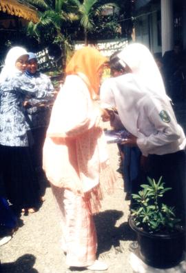 Upacara HUT RI ke 57 dilapangan Teuku Umar Meulaboh, tanggal; 17 Agustus 2004 (37)